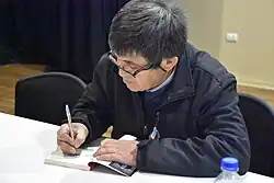 Carlos Carvajal firmando libro Pikunche