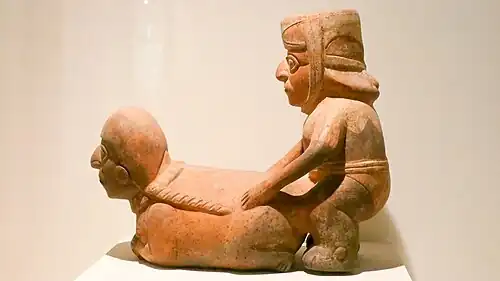 Huaco moche en el Museo Larco en Lima representando una escena de coito anal