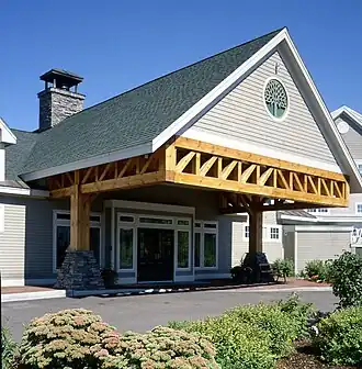 Una larga celosía de madera Howe en un edificio comercial