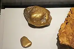 La pepita de oro de mayor tamaño encontrada en Costa Rica, en el río Sierpe, con un peso de 2.3 kg.