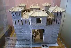 Una cerámica Han del Este tardío de un castillo (wubao 塢堡) con puertas de entrada y torres de vigilancia