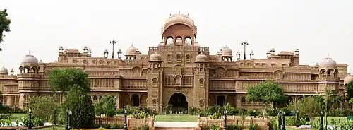 Palacio de Lalgarh (1902-1926), diseñado en estilo indo-sarraceno por Samuel Swinton Jacob para el maharajá del estado de Bikaner
