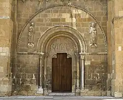 Puerta del Perdón en la fachada sur de San Isidoro de León