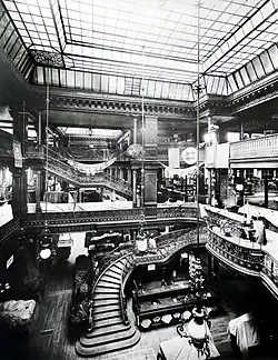 Interior de los grandes almacenes Le Bon Marché (1875).