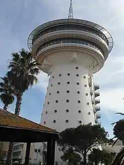 Phare de la Méditerranée (2000) de Palavas-les-Flots, hoy un restaurante giratorio en una antigua torre de agua