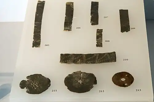 Bandas y discos metálicos.