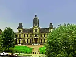 El edificio, su parque y Queen Street vistos desde la Beaverbrook Art Gallery