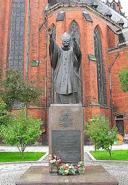 Detalle del monumento al papa Juan Pablo II