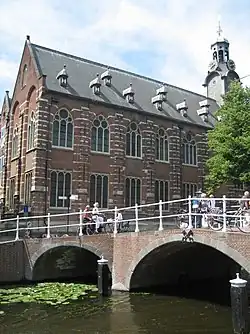 Edificio de la Academia (Universidad de Leiden), desde el Rapenburg.