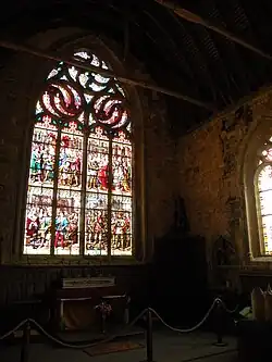 Interior de la capilla y vidrieras con escudos de Francia y de los Montmorency-Laval