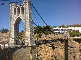 Vista de los arcos a ambos lados del puente
