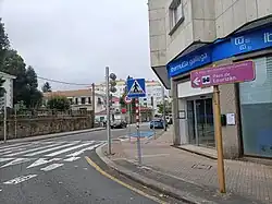 Indicador hacia el pazo, en la Calle Rosalía de Castro.