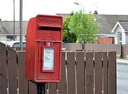 buzón de correspondencia rojo en las calles de dollingstown