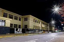 Vista nocturna del frontis, año 2023