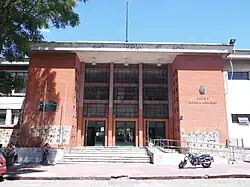 Acceso principal del liceo Dámaso Antonio Larrañaga, Montevideo