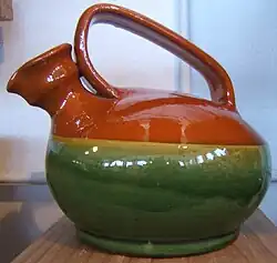 Licorera, obra de Antonio Tortosa, alfarero de Chinchilla del siglo XX. Museo de Cerámica de Chinchilla de Montearagón (Albacete).