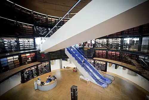 Parte del interior de la Biblioteca de Birmingham