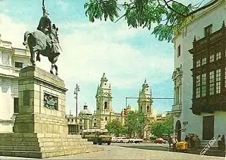 Plazoleta Francisco Pizarro con la estatua ecuestre en 1987. Al fondo se aprecia la Catedral de Lima.