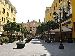 La fachada desde el Pasaje Nicolás de Rivera el Viejo