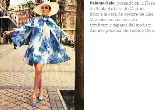 Paloma Cela, posando en la Plaza de Santa Bárbara de Madrid, Junto a la casa de costura de Lino Martínez, con un vestido, sombrero y zapatos del modisto. Archivo personal de Paloma Cela.