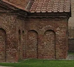 Lesenas y ménsulas en el Mausoleo de Gala Placidia en Rávena (c. 430)