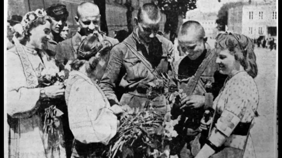 Soldados lituanos, liberados del antiguo cuerpo lituano del Ejército Rojo, calurosamente recibidos en Vilna.