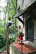 Caperucita en la puerta de la casa de su abuela, Efteling.