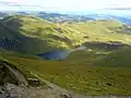 Lochan Nan Cat desde la cumbre del Ben Lawers