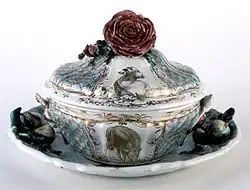 Sopera con decoración policroma y adornos superpuestos. Fábrica Paolo Milani. Lodi, siglo XVIII.