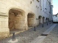 La rue des Fonts y los seis loges situados bajo las capillas norte en el exterior de la basílica.