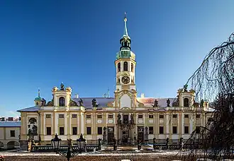 El frente del Santuario de Nuestra Señora de Loreto en Praga (1666-1668), obra de los Dientzenhofer, padre e hijo