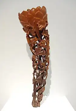 Copa en forma de loto con el mango calado, China, probablemente del siglo XIX e.c. (cuerno de rinoceronte)