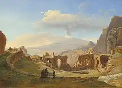 Ruinas del teatro de Taormina con el Etna al fondo