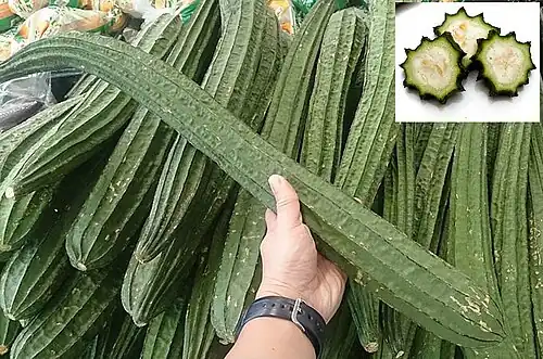 Luffa acutangula, frutos inmaduros en venta en un mercado asiático.