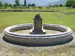 El monumento con recinto circular.