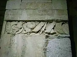Friso de armas y escudos reutilizados en la basílica de Saint-Just de Valcabrère.