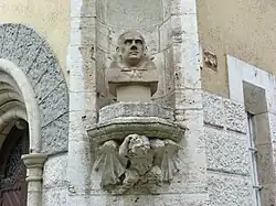 Estatua de la cabeza de Bela Lugosi en un nicho de piedra[4]​