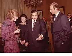 A Luis S.-Harguindey en una recepción oficial a los reyes de España en su visita a Granada en 1980.