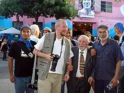 Luis Corvalán al exterior del galpón (2009).