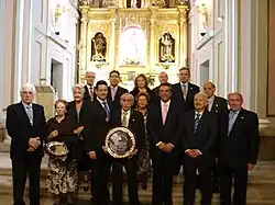 Luis Periañez, tras recibir el título de Mayordomo de Honor de manos del Cardenal de Madrid, rodeado por la Junta de Gobierno y el Concejal de Carabanchel Carlos Izquierdo