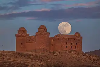 Luna llena sobre el Castillo de La Calahorra