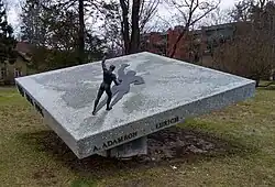 Monumento a Lurich del escultor Tõnu Maarand, basado en la escultura Champion de Amandus Adamson de 1912. Antiguamente en el barrio de Pirita, en Tallin. Trasladado al Polideportivo de Pirita en 2020.