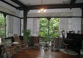 Vigas de madera, ventanillas de concha de Cápiz y balaustrada. Casa de Segunda (1863)