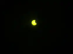 Oscuridad máxima del eclipse parcial de sol en Villavicencio, Colombia.