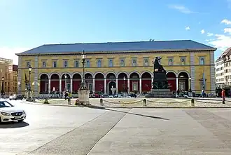 Remodelación con un pórtico florentino del Hauptpost, Múnich (original de 1747-1754 de Ignaz Anton Gunetzrhainer). Solo se conserva la fachada.