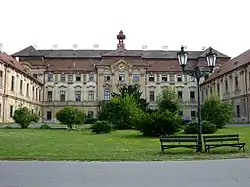 Fachada del castillo de Měšice en Bohemia Central, segunda mitad del siglo XVIII.