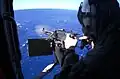 Se dispara una ametralladora M240D desde un SH-60F Sea Hawk