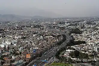 Vista del Puente Peatonal Javier Prado, en los distritos de Ate y Santiago de Surco.