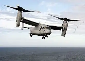 El MV-22 Osprey tiltrotor tiene una alta carga de disco, produciendo vórtices visibles en la punta de las palas.