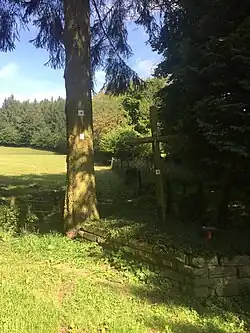 Señalización y crucifijo.